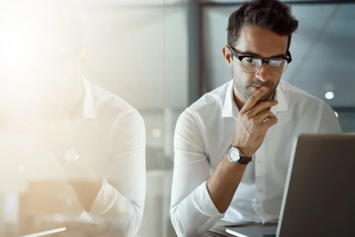 Ein charakterstarker Mann identifiziert sich weder übermäßig mit seinen Erfolgen noch mit seinen Misserfolgen. Foto: PeopleImages/iStock