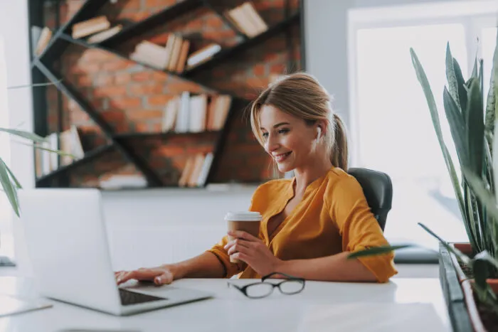 Wer sofort mit der Arbeit beginnt, kann sich besser auf das Wesentliche konzentrieren. Foto: YakobchukOlena/iStock