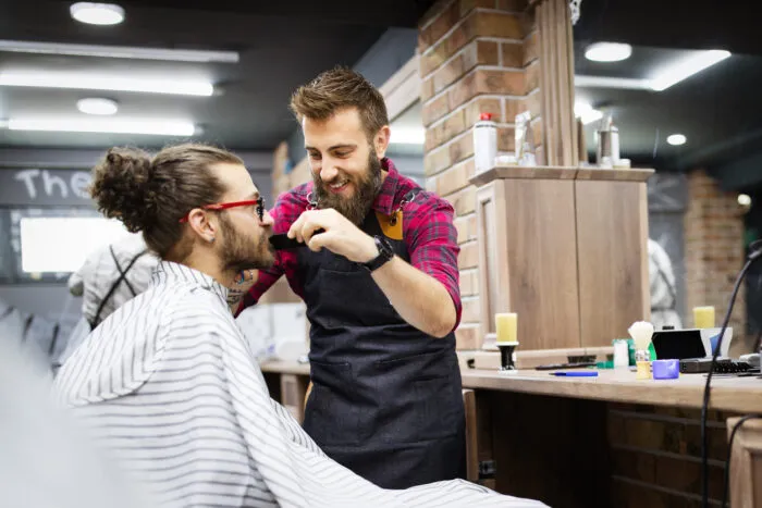 Regelmäßige Dienstleistungen wie Friseurbesuche und Fitnesskurse können als kleine soziale Ankerpunkte dienen, bei denen Menschen wieder mit bekannten Gesichtern aus ihrer Nachbarschaft in Kontakt treten. Foto: nd3000/iStock
