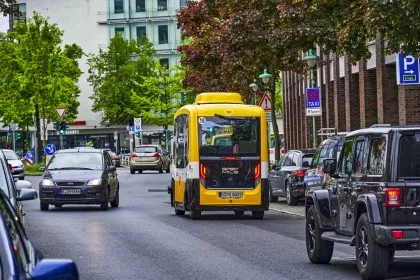 Selbstfahrender Bus kracht am ersten Einsatztag in Göteborg mit Straßenbahn zusammen
