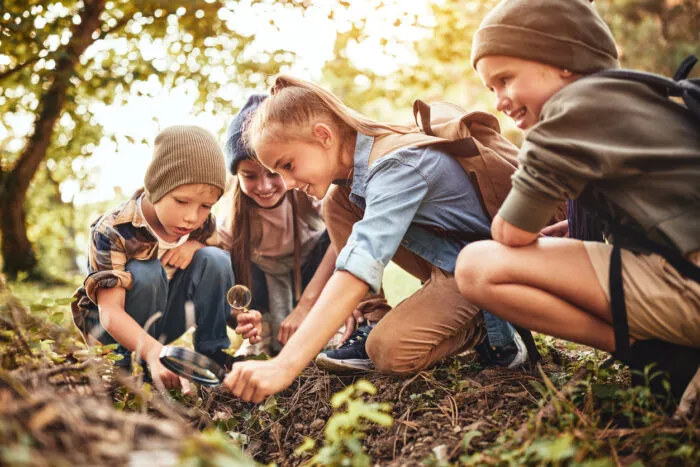Sinneserfahrungen in der Natur, wie das Berühren von Gras oder Wasser oder Tierbeobachtungen fördern Neugier und kognitive Entwicklung. Foto: evgenyatamanenko/iStock