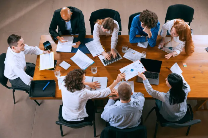 Blick von oben auf ein Projektmeeting. Foto: master1305/iStock