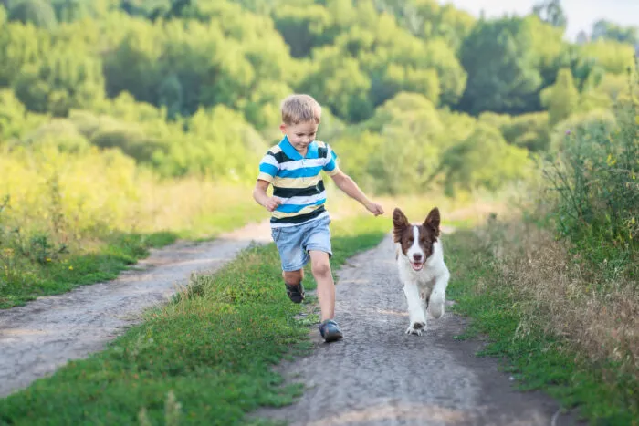 Zeit im Freien mit Tieren zu verbringen, kann das Naturverbundenheitsgefühl eines Kindes stärken. Foto: Daria Tarasenko/iStock