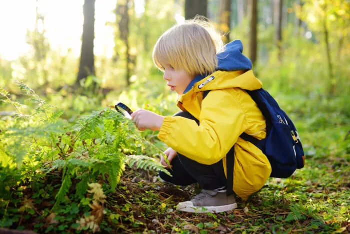 Kinder können sich tendenziell leichter auf den gegenwärtigen Moment konzentrieren als Erwachsene. Foto: SbytovaMN/iStock