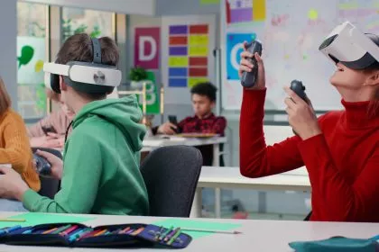 „Zeitgemäßes Lernen“ oder „Körperverletzung“? Debatte um VR-Brillen in Schulen entfacht