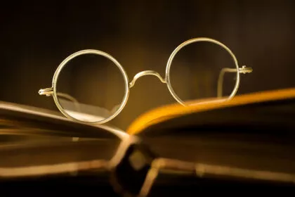 Vom Sand zur Scheibe: Die Geschichte der Brille