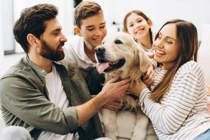 Für viele Kinder bieten frühe Beziehungen zu Haustieren eine der ersten Möglichkeiten, Zuneigung, Fürsorge und emotionale Bindung gemeinsam mit Eltern und Geschwistern zu erleben. Foto: Mariia Vitkovska/iStock