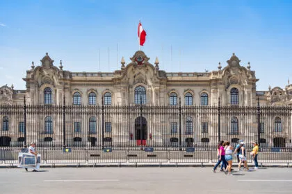 Peru: Übergangspräsident ernennt Ökonomin zur Regierungschefin