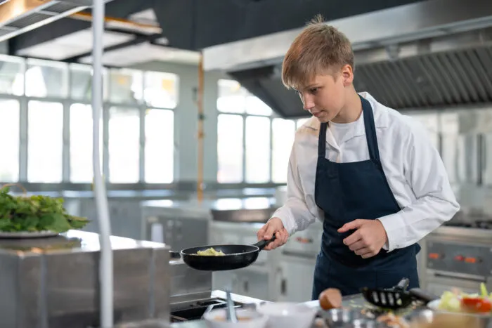 Teilzeitarbeit und Haushaltsverantwortung sind wichtige Möglichkeiten für Jungen, Verantwortungsbewusstsein und Selbstständigkeit zu entwickeln. Foto: klingsup/iStock