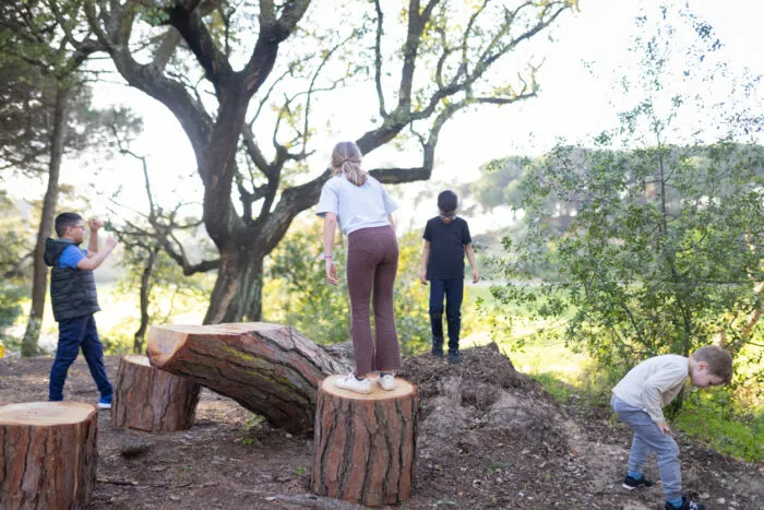 Unstrukturiertes Spielen im Freien ermöglicht es Kindern, ihre Kreativität und Problemlösungsfähigkeiten zu entwickeln. Foto: Studia72/iStock