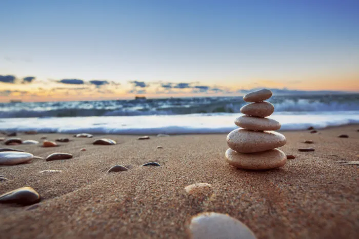 Die meditative Praxis lehrt, Gedanken so zu beobachten, wie sie kommen und gehen, ohne sich mit ihnen zu identifizieren. Foto: valio84sl/iStock