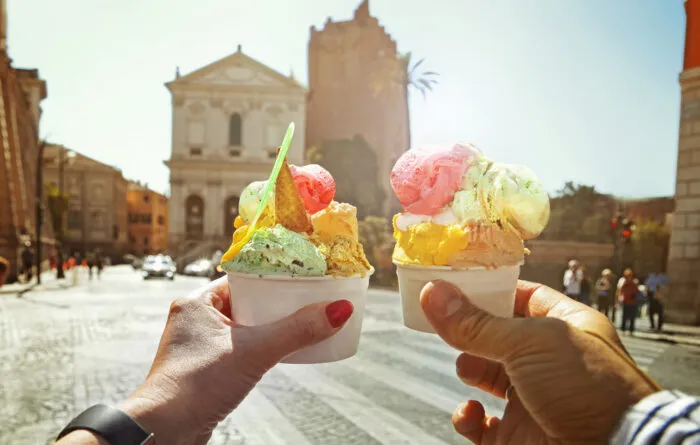 Ein Eis in Italien genießen