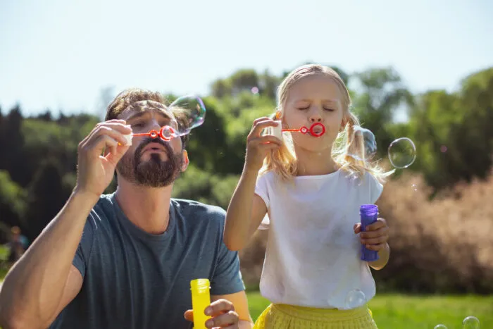 Kinder erleben das Leben im Hier und Jetzt – und manchmal zeigen sie uns Erwachsenen, wie das geht. Foto: Zinkevych/iStock