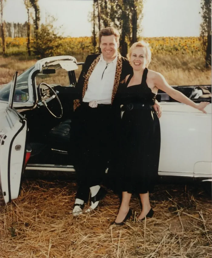 Das Paar in jungen Jahren vor einem Sonnenblumenfeld. Foto: Das Paar in jungen Jahren. mit freundlicher Genehmigung von Nellia und Dietmar Ehrentraut