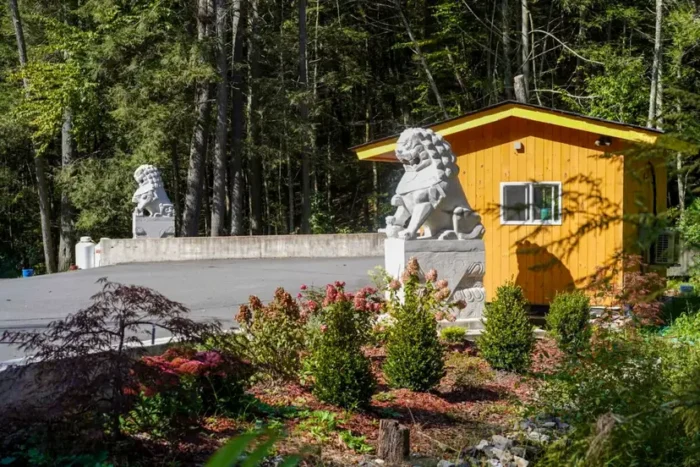 Ein Garten vor dem Südtor des Dragon Springs Campus in Cuddebackville, New York, am 1. Oktober 2023. Foto: Cara Ding/The Epoch Times