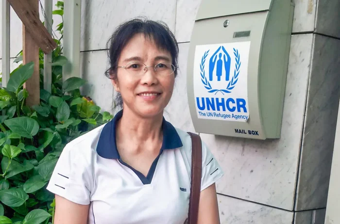 Frau He Zhiwei vor dem UN-Flüchtlingshilfswerk in Bangkok, Thailand. Foto: undatiert, mit freundlicher Genehmigung von Feng Xiaoxin