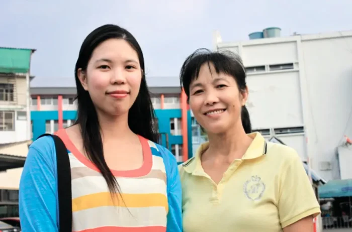 Feng Xiaoxin und ihre Mutter He Zhiwei in Thailand. Foto: undatiert, mit freundlicher Genehmigung von Feng Xiaoxin