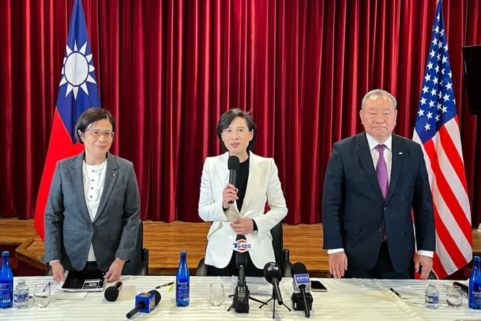 Taiwans Chefunterhändlerin für Handelsfragen, Yang Jen-ni (links), der taiwanesische Vizepremier Cheng Li-chiun (Mitte) und Taiwans oberster Vertreter in den Vereinigten Staaten, Alexander Yui (rechts), sprechen am 16. Januar 2026 auf einer Pressekonferenz im Wirtschafts- und Kulturbüro Taipehs in Washington. Taiwan produziert rund zwei Drittel aller Mikrochips weltweit und ist damit ein unverzichtbarer Bestandteil der modernen digitalen Wirtschaft. Foto: Eva Fu/The Epoch Times