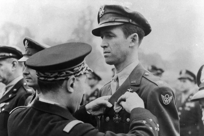Generalleutnant Henri Valin, Stabschef der französischen Luftwaffe, verleiht Oberst Jimmy Stewart um 1945 das Croix de Guerre mit bronzener Palme (die höchste Stufe dieser Auszeichnung) für seine außergewöhnlichen Verdienste bei der Befreiung Frankreichs. Foto: US-Luftwaffe, gemeinfrei