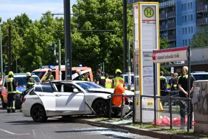 Autos schleudern auf Bahnsteig - Mann von Mast erschlagen