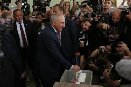 Parlamentswahl in Armenien von Festnahmen und Vorwürfen begleitet