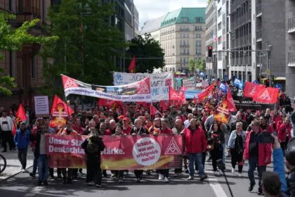 Protest in Berlin: IG Metall bangt um Zehntausende Stahljobs