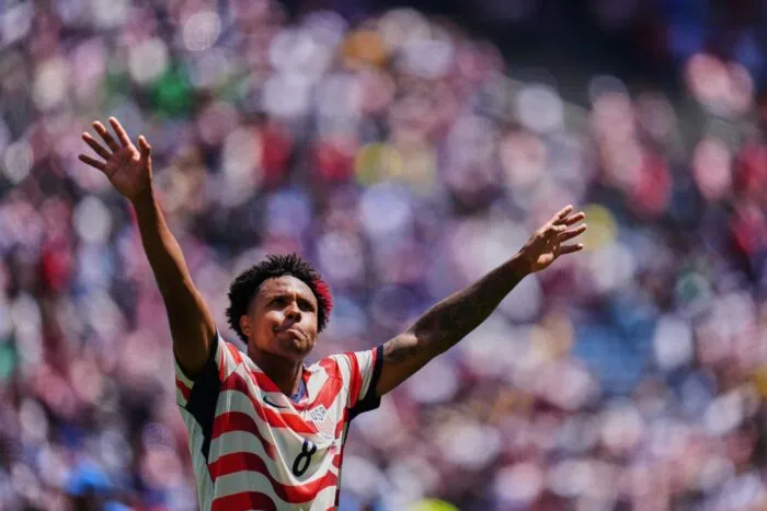 Der US-Amerikaner Weston McKennie jubelt nach dem Sieg seiner Mannschaft gegen Australien bei der Fußball-WM.