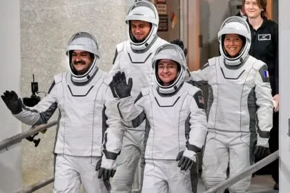 Nach medizinischer Evakuierung: Neue Besatzung an Internationaler Raumstation ISS angekommen