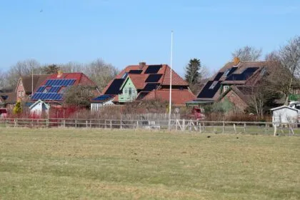 Haushalte mit Solaranlagen sollen höheren Grundpreis für Netznutzung zahlen