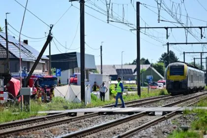 Zug kollidiert mit Schulbus in Belgien: Vier Todesopfer