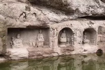 China: Überflutete Buddhastatuen tauchen wieder auf