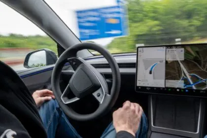 Pilotprojekt: Selbstfahrende Teslas bringen kostenlos Schüler und Senioren ans Ziel