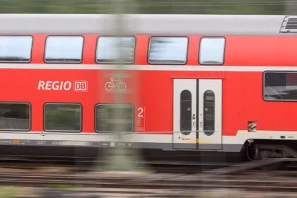 Zugbegleiter stirbt nach Angriff bei Fahrkartenkontrolle - Entsetzen in der Politik