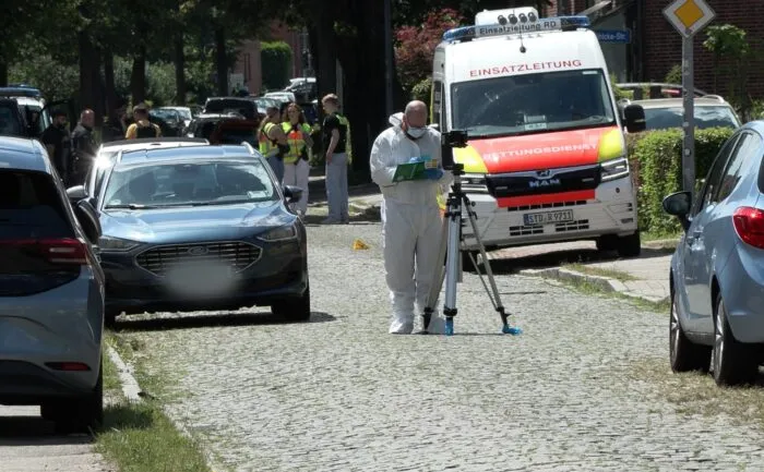 Kriminaltechniker der Polizei sind im Einsatz, um Spuren zu sichern.