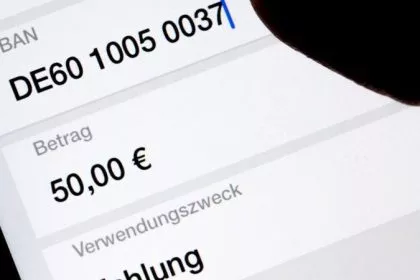 Bis zu 30.000 Euro Bußgeld: Worauf Bankkunden bei Auslandsüberweisungen achten müssen