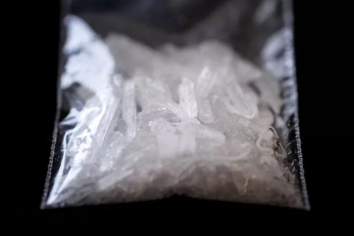 Das synthetisch hergestellte Crystal Meth bezeichnet eine Kristallform von Methamphetamin, was wiederum eine Abwandlung des Aufputschmittels Amphetamin ist.