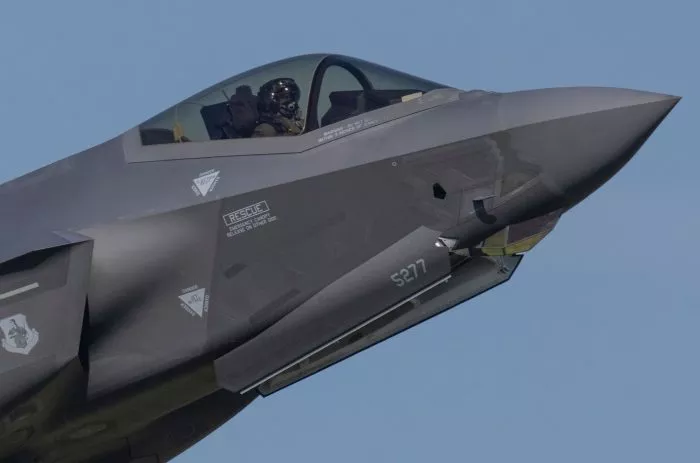 Ein Kampfflugzeug vom Typ F-35 der US Air Force startet von der US-Air Base Spangdahlem in Rheinland-Pfalz während der Luftwaffenübung «Air Defender 2023».