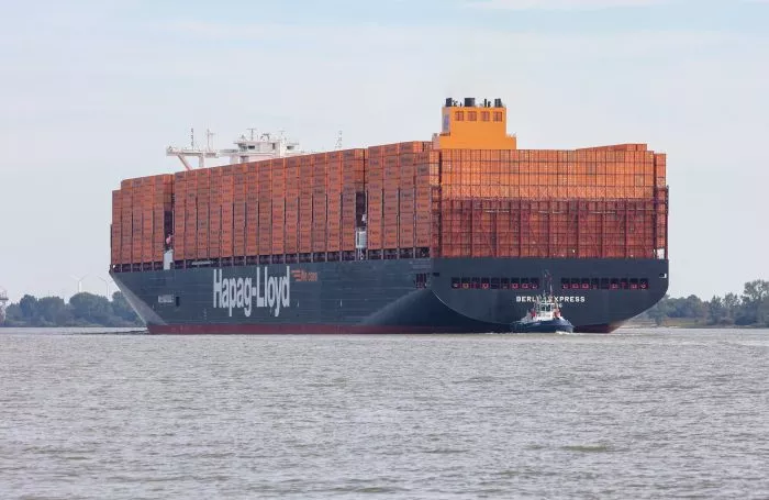 Ein Containerschiff der Reederei Hapag-Lloyd fährt in den Hamburger Hafen ein.