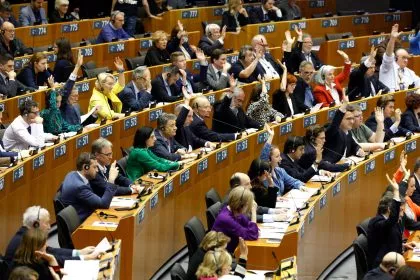 EU-Parlament segnet Asylpaket ab - Hilfsorganisationen warnen vor „Kindern in überfüllten Lagern“