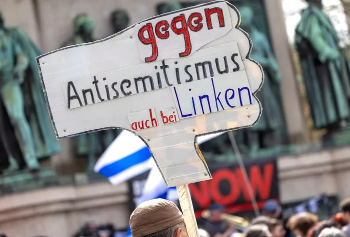 Ein Teilnehmer der Kundgebung “Allianz gegen Antisemitismus ruft zur Solidarität mit Israel auf“.