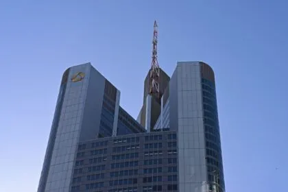 Commerzbank streicht Tausende Jobs und strebt mehr Gewinn an