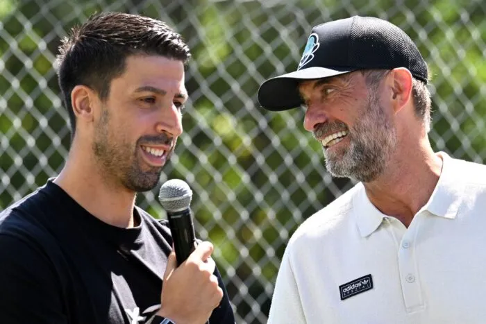 Jürgen Klopp (r.) beim Plausch mit 2014er-Weltmeister Sami Khedira.