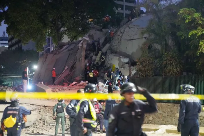 Rettungskräfte suchen nach einem Erdbeben in Caracas in Venezuela nach Überlebenden in einem eingestürzten Gebäude.