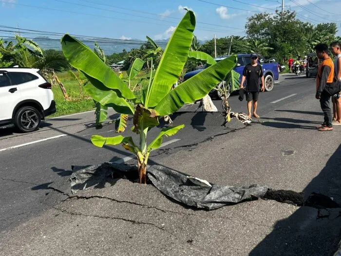 In Straßen taten sich große Risse auf.