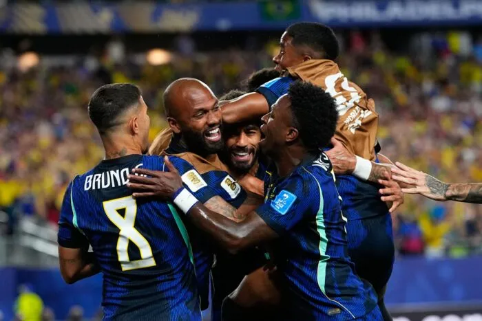 Der Brasilianer Matheus Cunha feiert gemeinsam mit seinen Mannschaftskollegen den Führungstreffer seiner Mannschaft gegen Haiti bei der Fußball-WM.