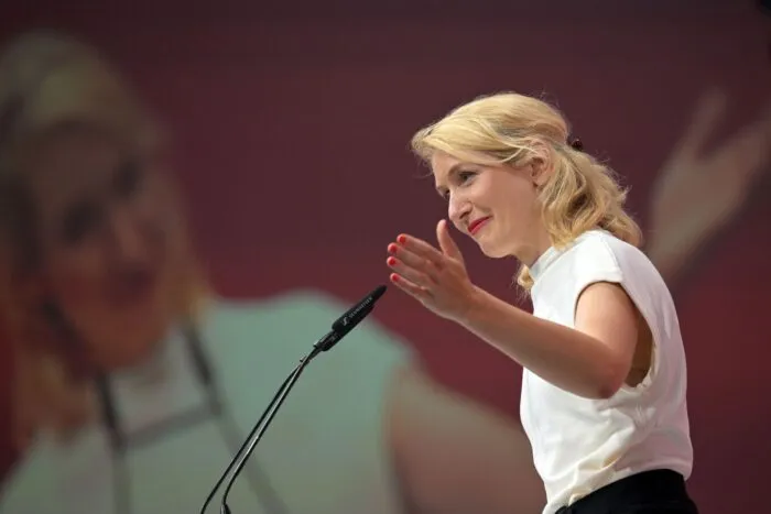 Ines Schwerdtner schlug in ihrer Rede den Bogen von Rosa Luxemburg bis zur Gegenwart.