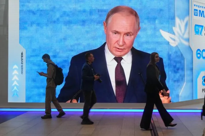 Bei der Plenarsitzung am Nachmittag hält Putin traditionell eine Rede zur Weltpolitik und der wirtschaftlichen Lage Russlands&nbsp;und beantwortet Fragen.