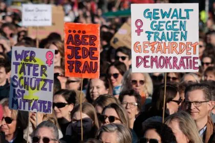 „Die Scham muss die Seite wechseln“ - Demonstration gegen digitale sexuelle Gewalt