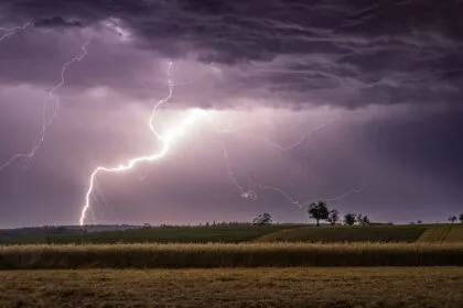 Hitzewelle bringt Unwetter, Verletzte und Straßenschäden