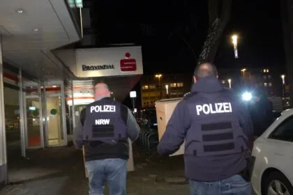 Gelsenkirchen: Täter weiter auf der Flucht - Polizei durchsucht Sparkasse